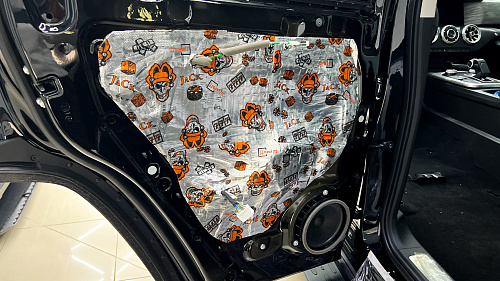 Оклейка технологических отверстий двей виброизоляцией Танк 300